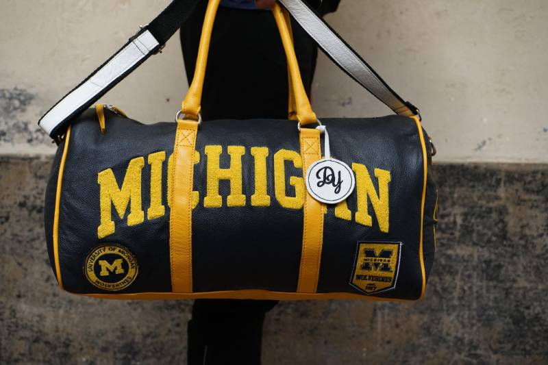 Michigan University Duffle Bag - Navy & Gelb College Style Sporttasche Handmade Unikat Mit Go Blue Und Wolverines Logo Michigan University Duffle Bag - Navy & Gelb College Style Sporttasche Handmade Unikat Mit Go Blue Und Wolverines Logo von DisrespectfulYouth