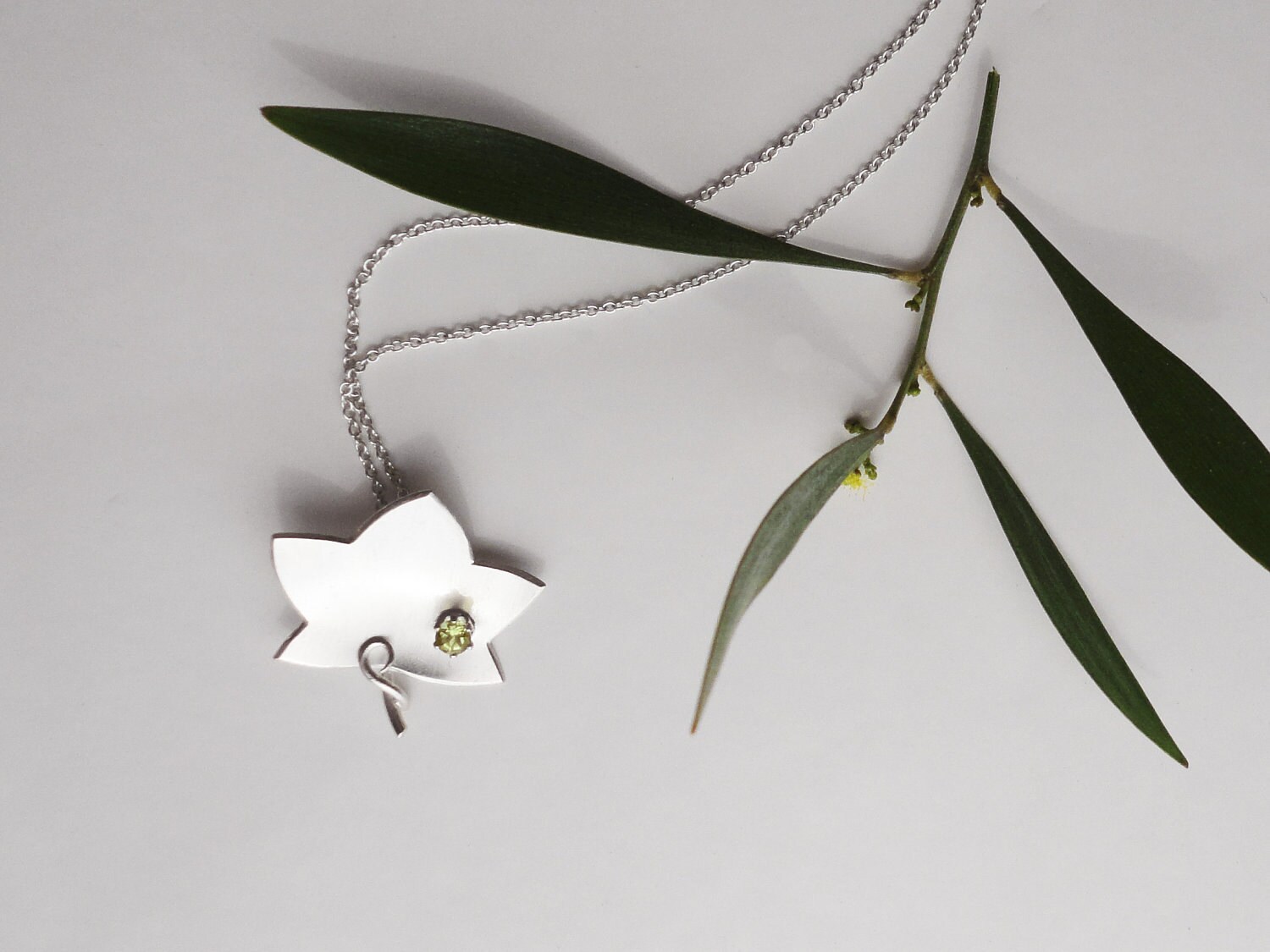 Handgemachte Sterling Silber Peridot Halskette, Efeu Liebe Edelstein Handwerker Schmuck Handgemachte Sterling Silber Peridot Halskette, Efeu Liebe Edelstein Handwerker Schmuck von DistantTheDawn