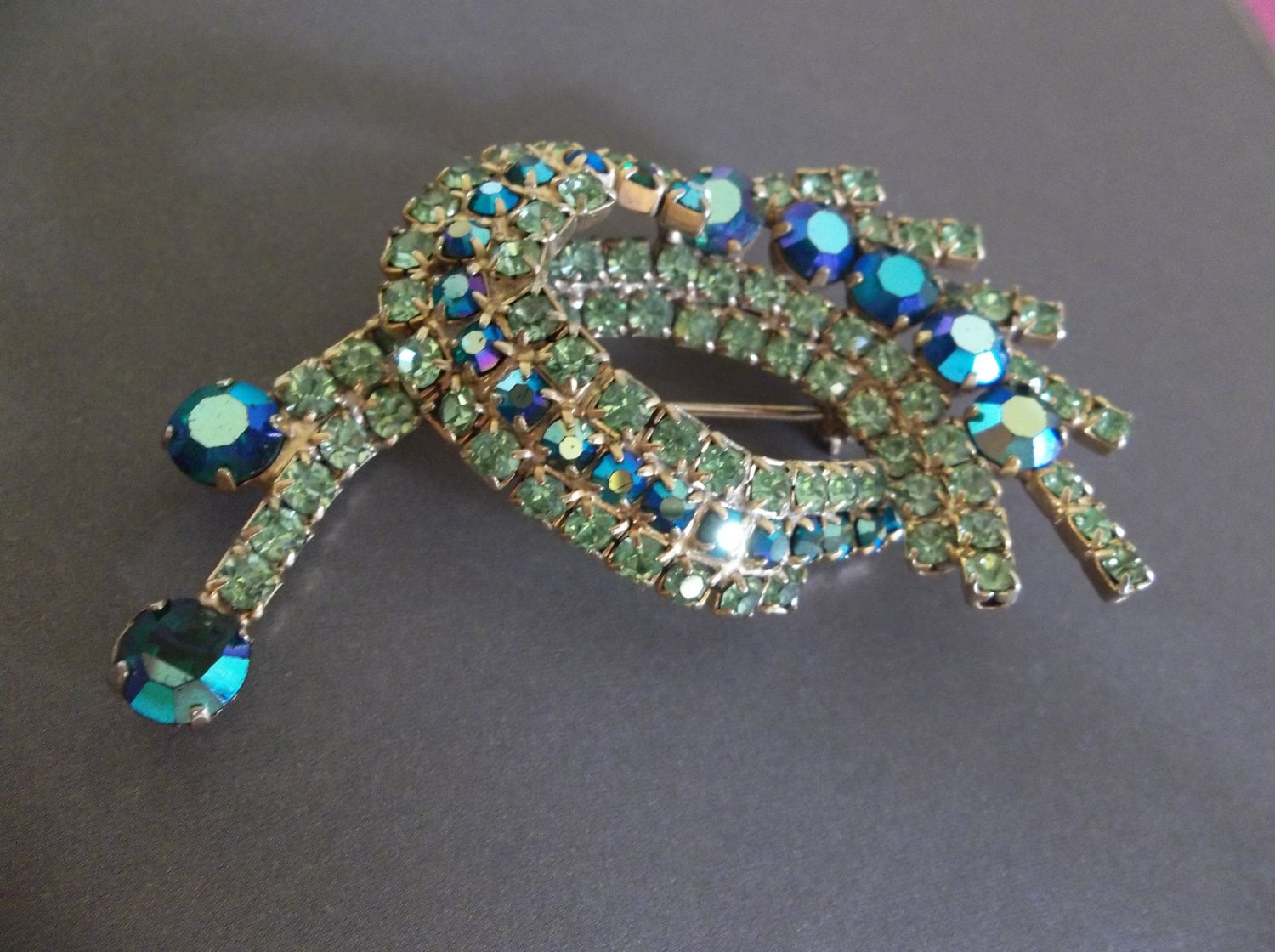 Vintage Pfau Aurora Borealis Brosche Irresent Grün Blau Teal Strass Kristalle Pin Mcm Schmuck Vintage Pfau Aurora Borealis Brosche Irresent Grün Blau Teal Strass Kristalle Pin Mcm Schmuck von DistinctiveByDesign
