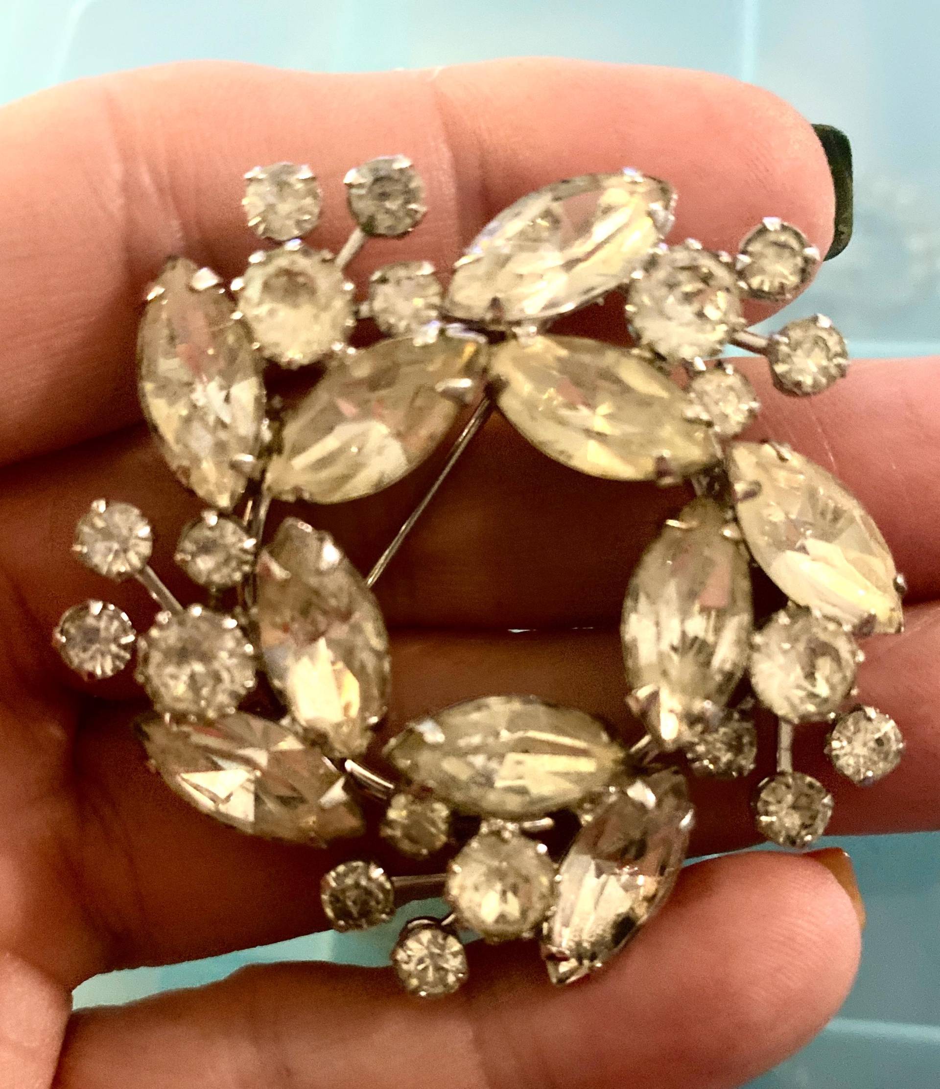 Weiss Strass Brosche Signiert Vintage Schmuck Hochzeit Anstecknadel Weiss Strass Brosche Signiert Vintage Schmuck Hochzeit Anstecknadel von DistinctiveByDesign