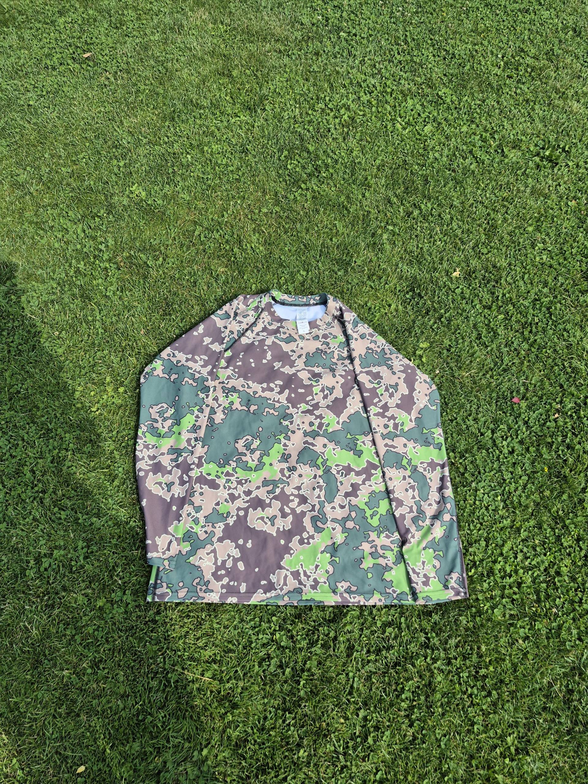Rash Guard in A Unique Camouflage Pattern, Size Xl von DistinctiveCamo
