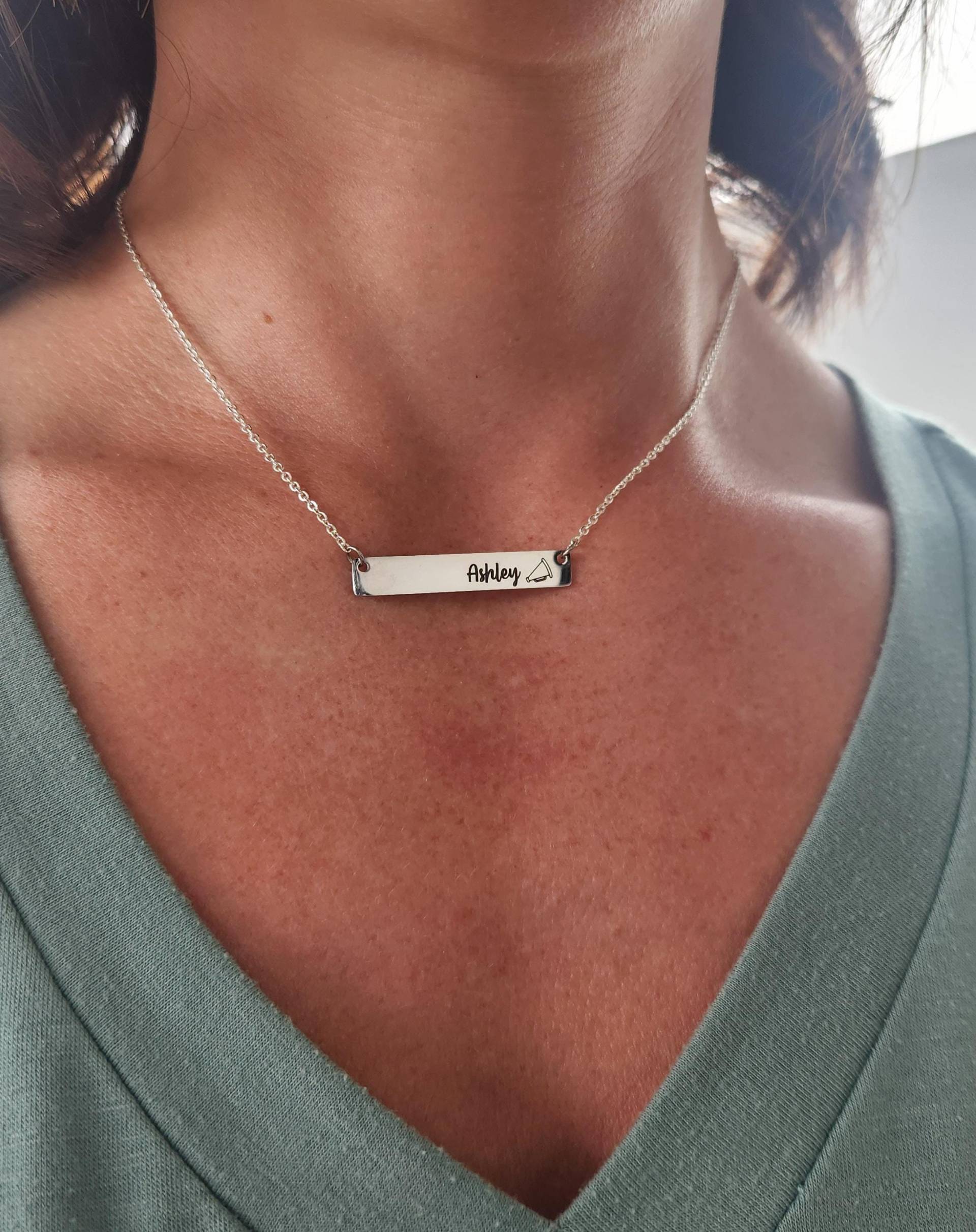 Jubeln Sie Team Geschenk Megaphon Bar Halskette Mädchen Kader Doppelseitig Gold Name Tanz-Team-Trainer Pep Schulgeschenk Jubeln Sie Team Geschenk Megaphon Bar Halskette Mädchen Kader Doppelseitig Gold Name Tanz-Team-Trainer Pep Schulgeschenk von DistinctlyIvy