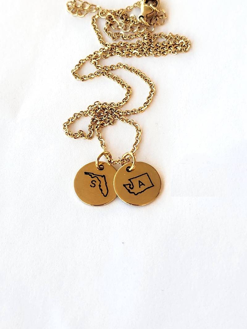 Personalisierte State Charm Halskette Edelstahl Schmuck Mit Gravur, Geschenk Zum Weggehen von DistinctlyIvy
