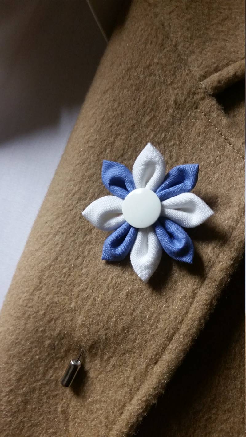 Hellblaue Und Weiße Herren Revers Blume Denim Blaue Anstecknadel Anstecknadel. Hochzeit Blumen Für Männer von DistinguishGentleman