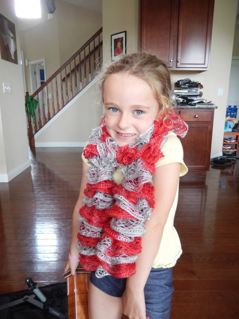 Rote Und Graue Halskrause Schal von DistractedStrands