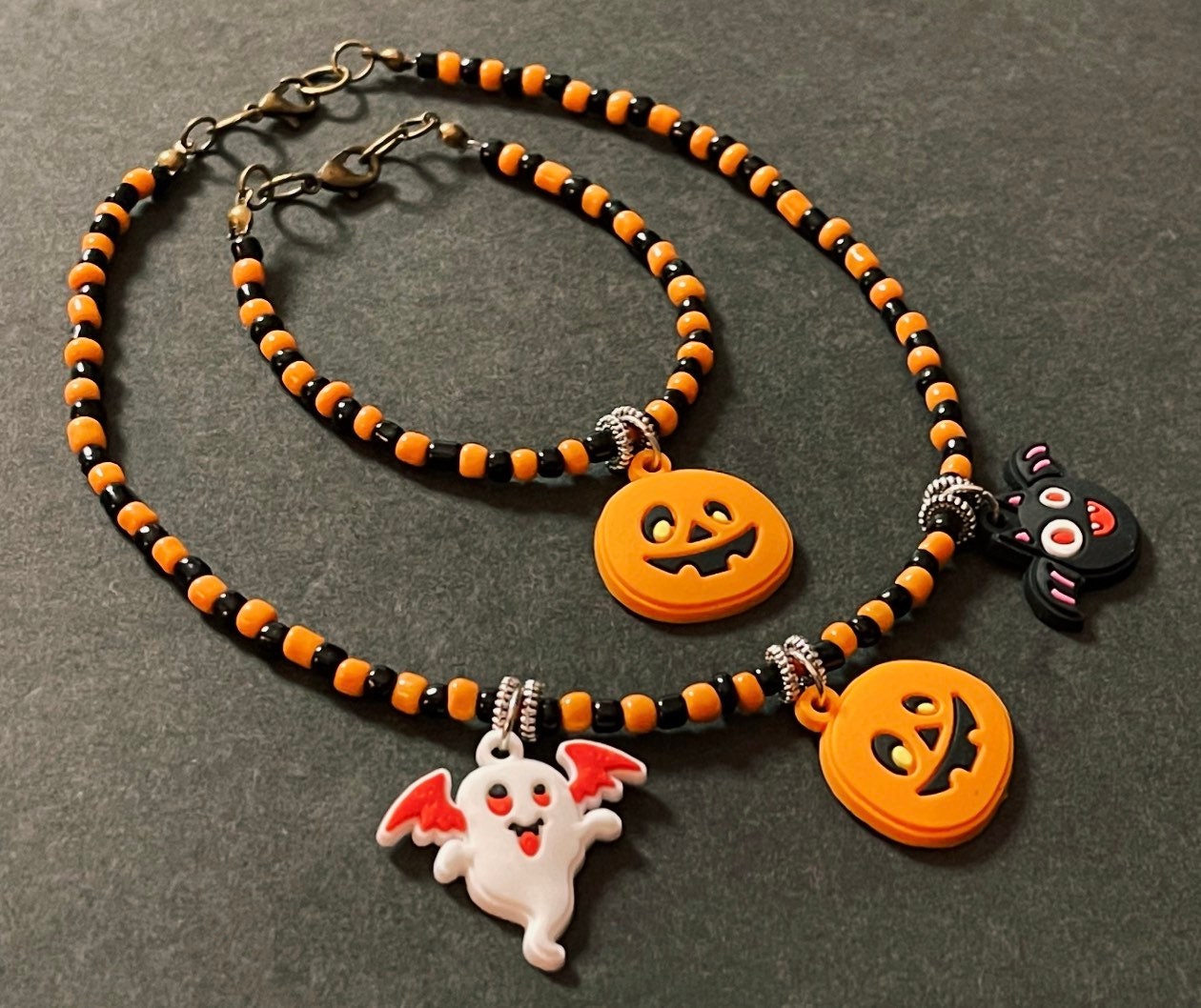 Halloween Schmuck Halskette Und Armband Set, Handgemacht, Kürbis, Geist, Fledermaus, Charm, Perlenschmuck Für Mädchen, Orange, Schwarz, Geschenk von DivaChicTreasures