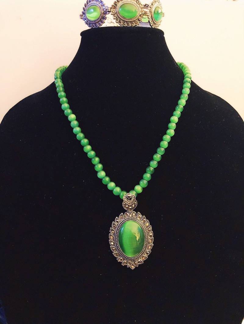 Halskette/Armband Set, Grün Howlite Anhänger Halskette Mit Passenden Armband, Perlen, Handgemachte Schmuck, Frauen Geschenk, Schmuck-Set von DivaChicTreasures