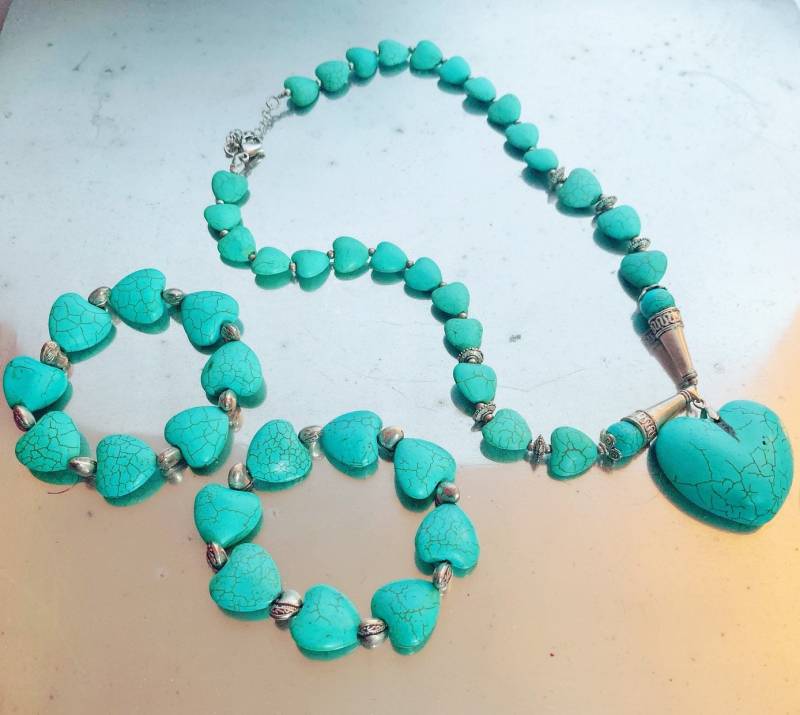 Handgemachte Blaue Howlith Perlen Herz Halskette Und Passende Stretch Armbänder, Schmuck Set, Anhänger Halskette, Armbänder von DivaChicTreasures