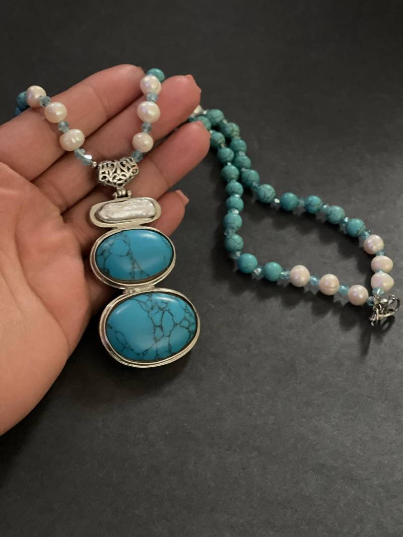 Handgemachte Blaue Howlith Und Perlen Halskette Mit Anhänger, Lang, Edelstein, Halsband Halskette, Boho von DivaChicTreasures