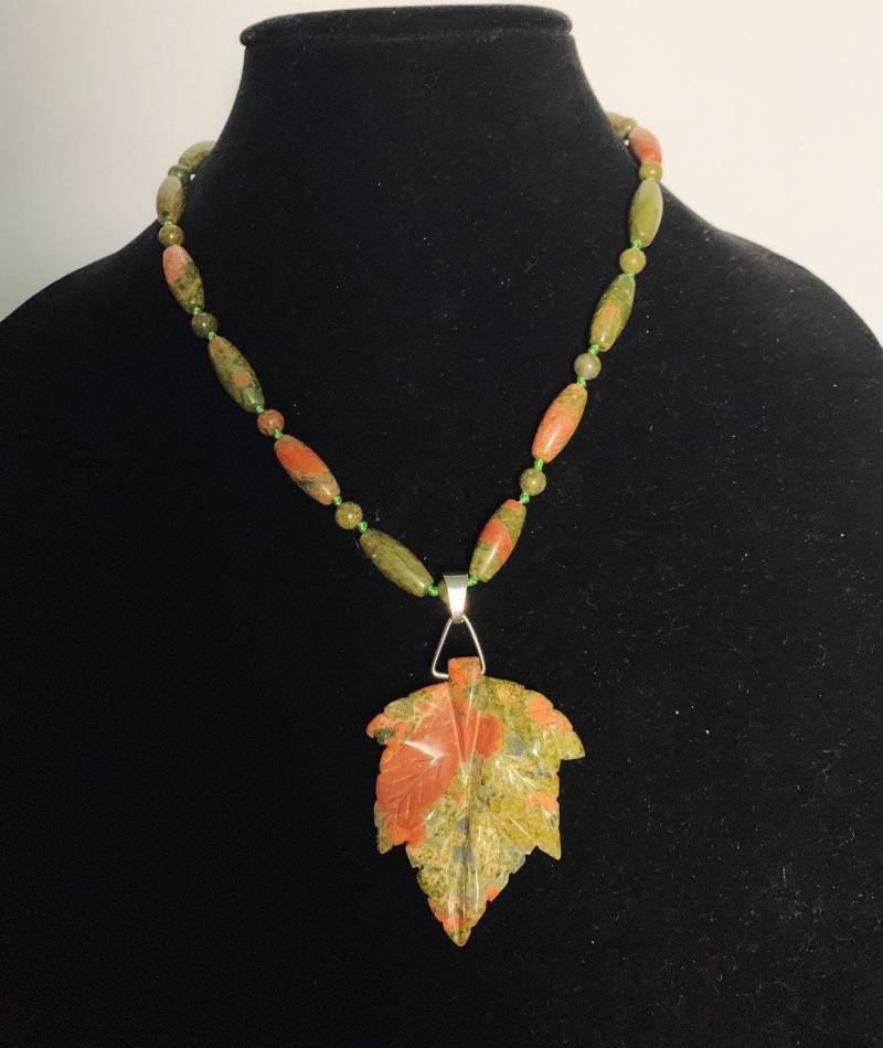 Handgemachte Unakit Blatt Anhänger Halskette, Perlen Frauen Schmuck von DivaChicTreasures