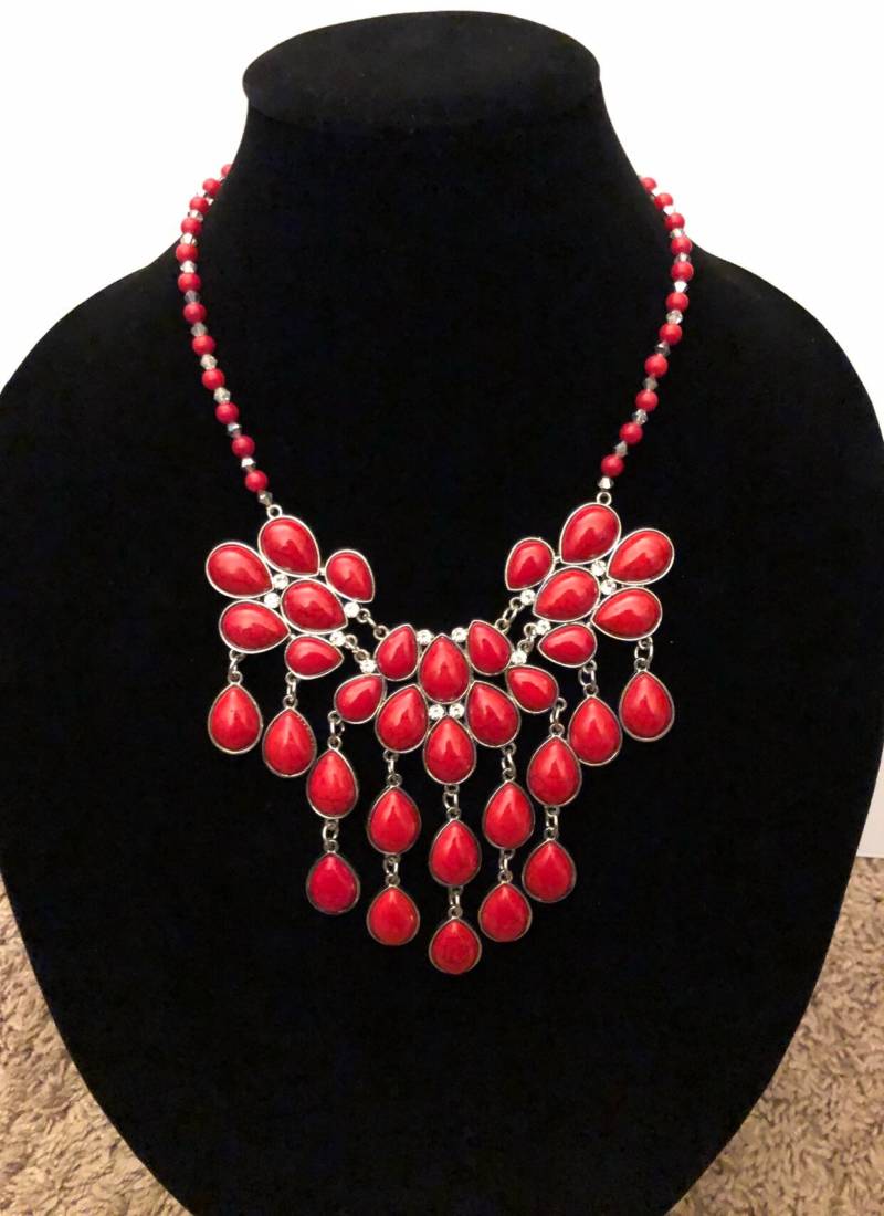 Howlith Chandelier Halskette, Handgemachte Damen Schmuck, Statement Anhänger Rot, Blau von DivaChicTreasures