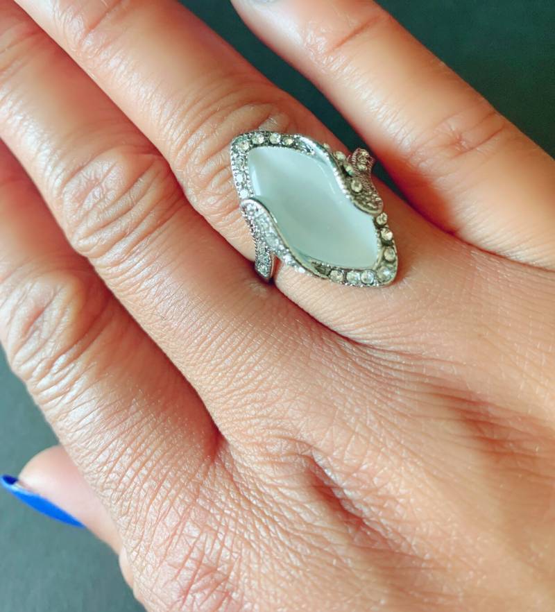 Ovaler Opal Ring Mit Strasssteinen, Frauen Signet Ring, Cocktail Edelstein Größe 8 von DivaChicTreasures