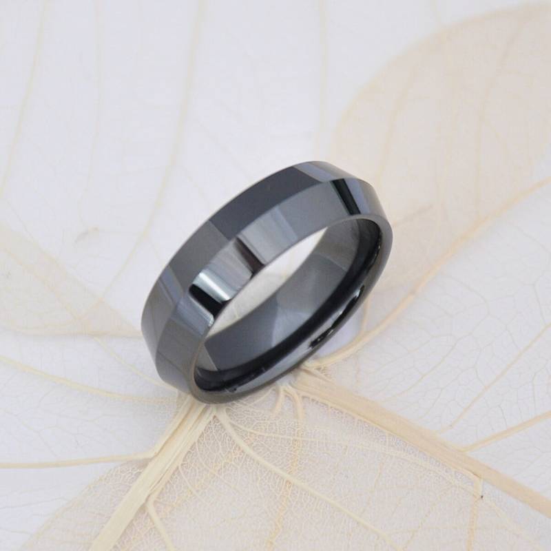 Breiter Ring Ceramic, Glänzend Poliert, Zwei Streifen Treffen Sich in Der Mitte Nach Oben Gewölbt, Schwarz, Breit, Als Ständiger Begleiter von DivaKreationen