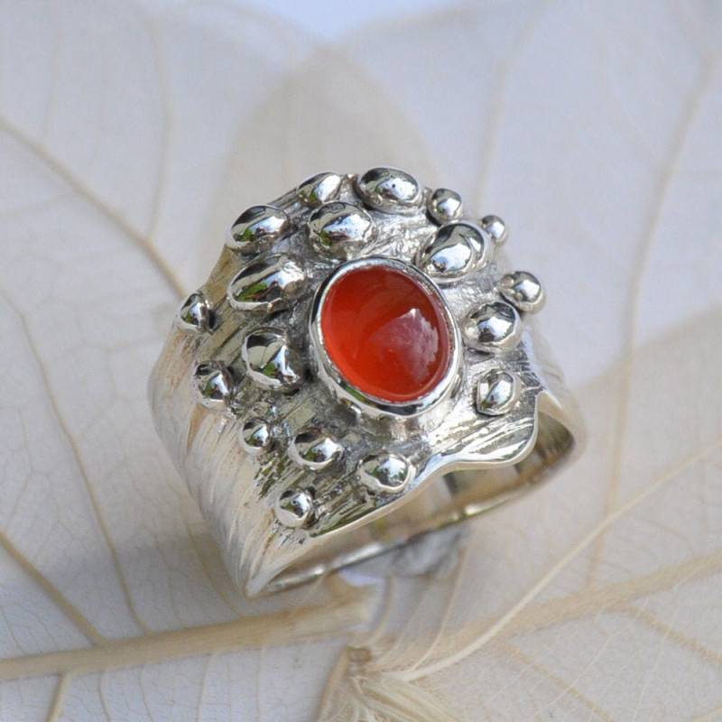 Breiter Silberring Mit Karneol, Statement Ring, Extravagantes Design, Roter Karneol Auf Geprägtem Ringband, Wunderschön von DivaKreationen