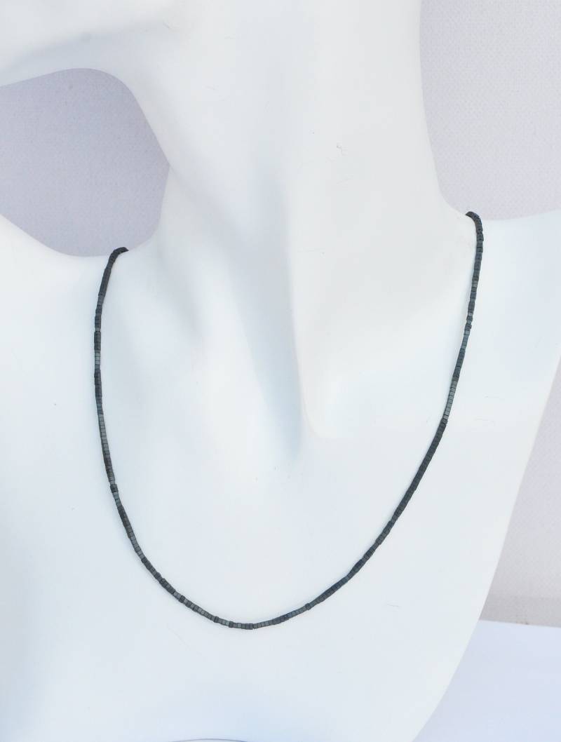 Halskette Hämatit Aus Kleinsten 1 X Mm Hämatit-Würfelchen, Schmiegt Sich Perfekt An, Leichtes Und Angenehmes Tragegefühl, Handarbeit von DivaKreationen