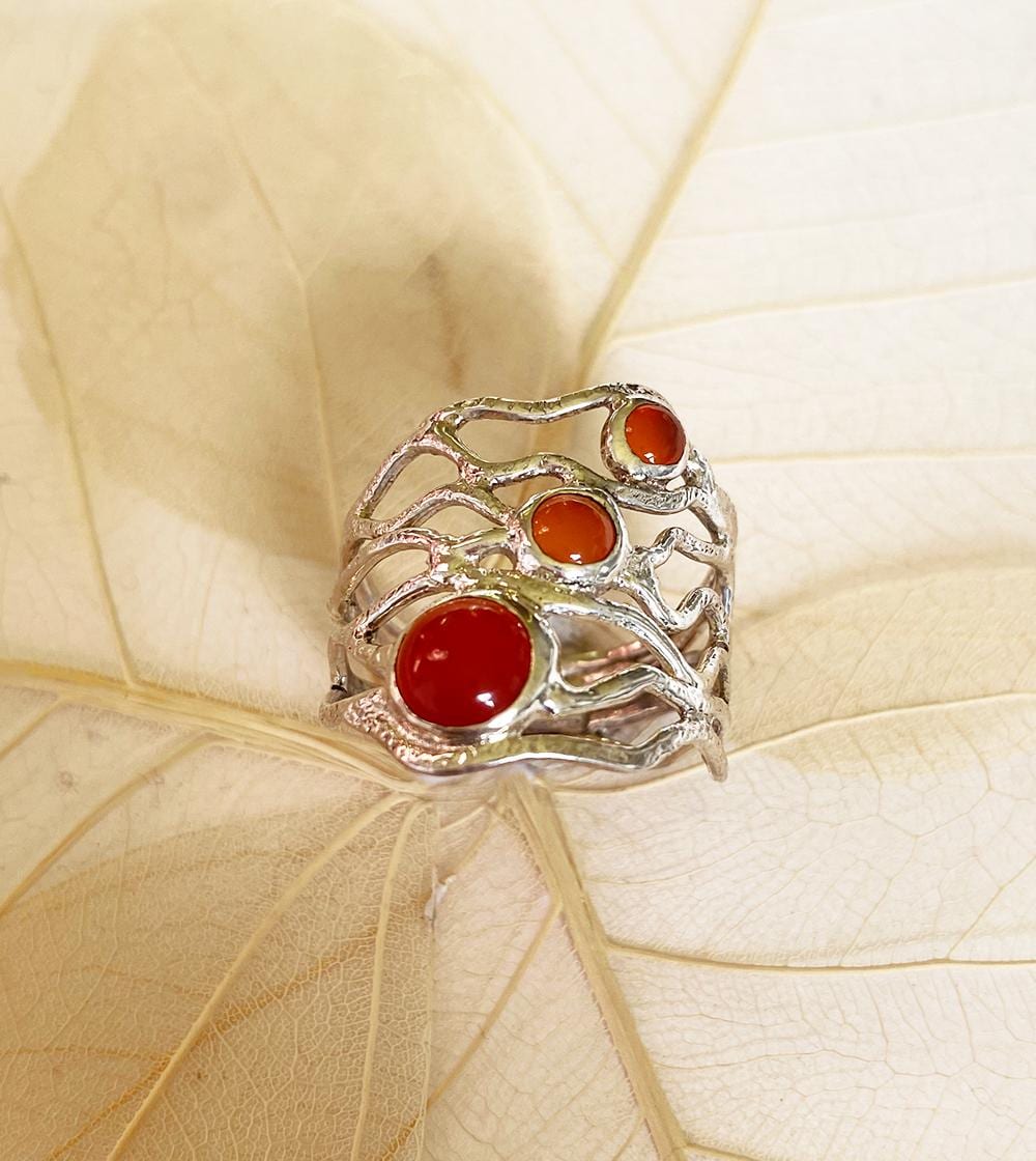 Karneol Ring Silber, Drei Steine Sind Von Feinen Linien Umgeben, Breites Ringband Mit Hübschem Muster, Design in Deutschland von DivaKreationen