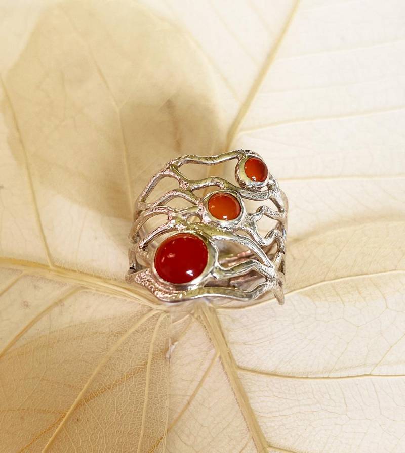 Karneol Ring Silber, Drei Steine Sind Von Feinen Linien Umgeben, Breites Ringband Mit Hübschem Muster, Design in Deutschland von DivaKreationen