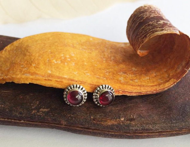 Ohrstecker Silber 7 Mm, Verschiedene Steine Wählbar, 925 Silberfassung Umrahmt Von Kreis Aus Winzigen Silberkügelchen, Wunderschöne Farben von DivaKreationen