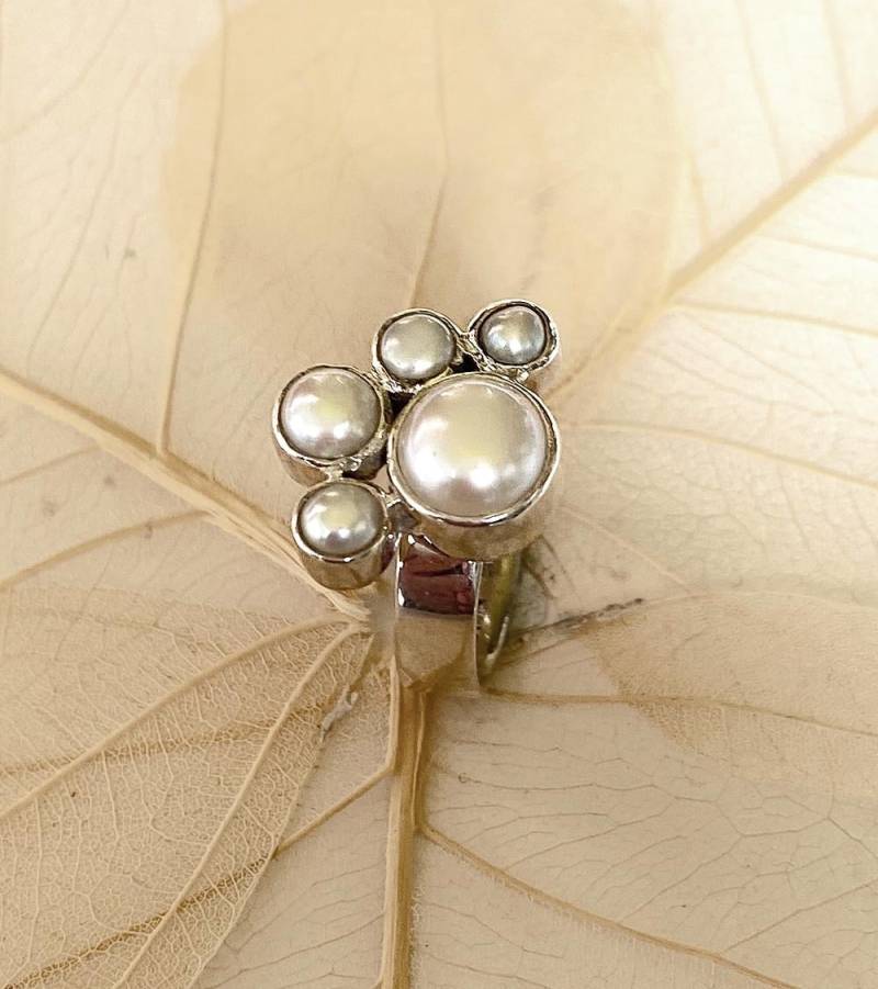 Perlenring Aus Silber 925 Mit Mehreren Perlen, Eine Große Und 4 Kleinere von DivaKreationen