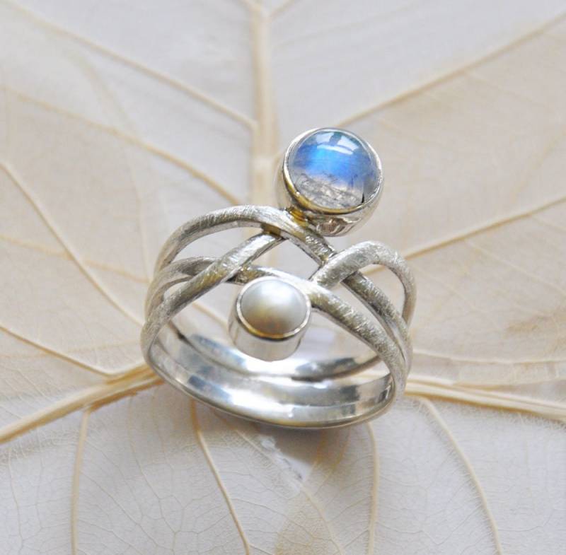 Silberring Mit Mondstein Und Perle Verschlungen von DivaKreationen
