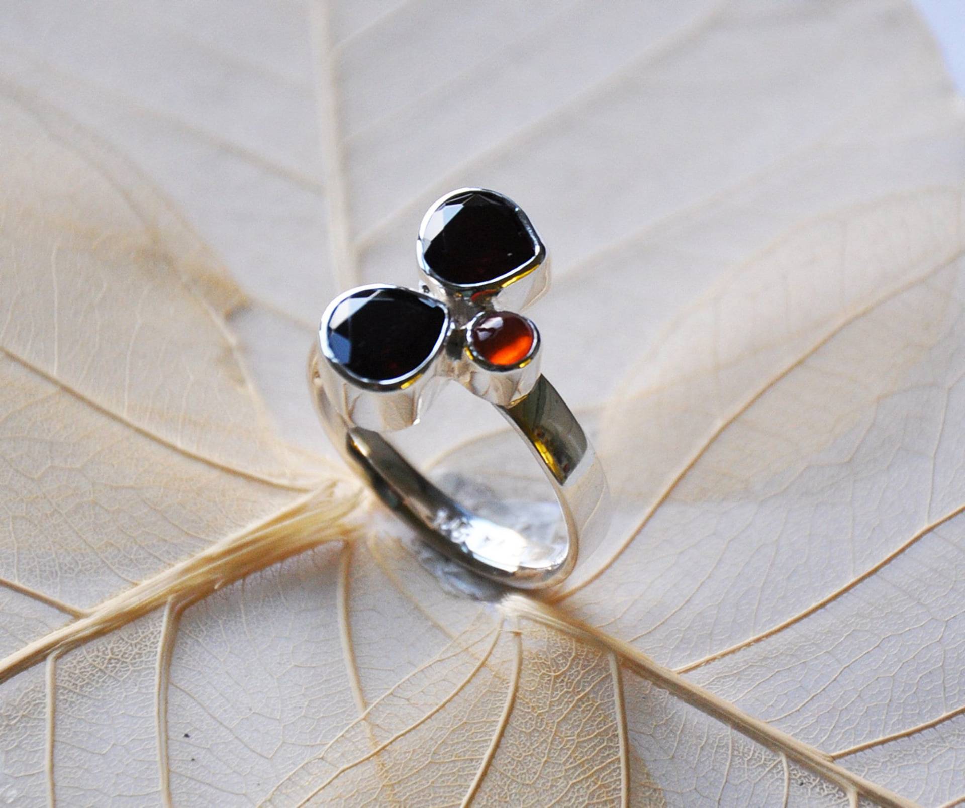 Silberring Mit Zwei Granattropfen Und Einem Kleinen Karneol von DivaKreationen