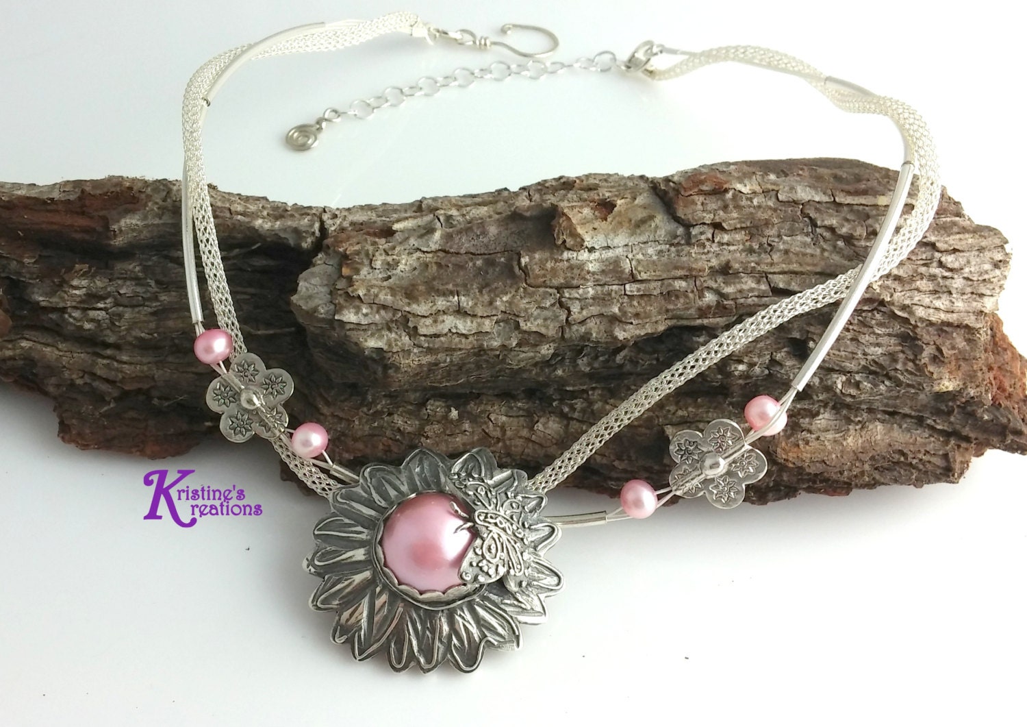 Blumentanz Halskette, Sonnenblume Rosa Perlenmitte Mit Schmetterling, Feiner Splitter Metall Clay Handgemachter Schmetterling Tanzend Auf Einer von DivaKreations