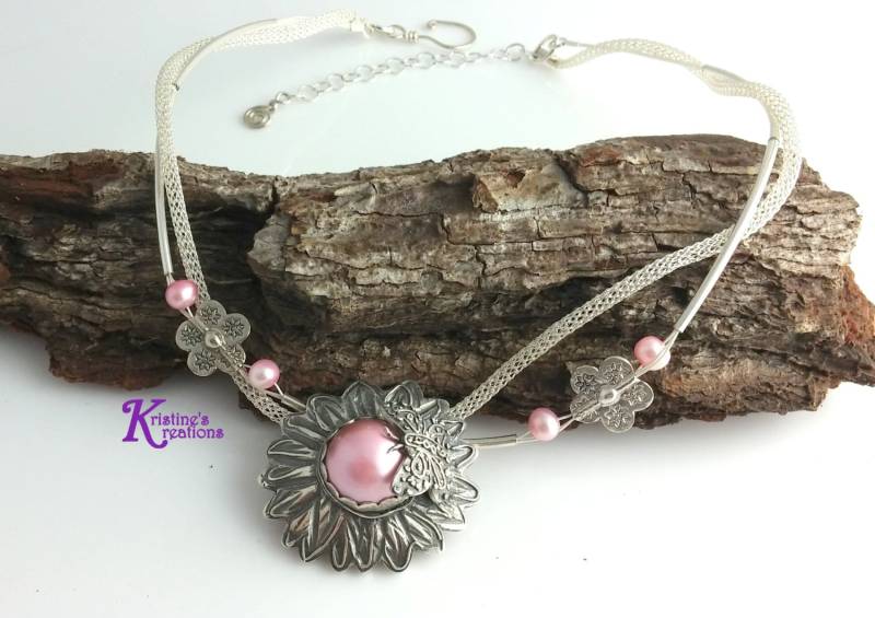 Blumentanz Halskette, Sonnenblume Rosa Perlenmitte Mit Schmetterling, Feiner Splitter Metall Clay Handgemachter Schmetterling Tanzend Auf Einer von DivaKreations