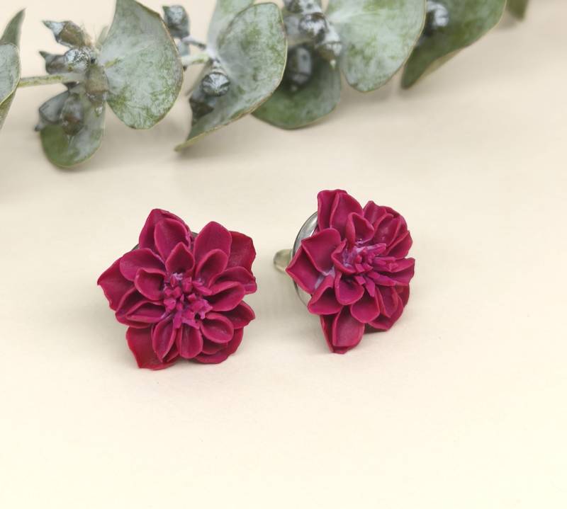 Dahlien Ohrstecker Dunkelrot Blumenohrringe Aus Fimo Kleine Florale Clay Burgunderfarbene Blumen Ohrringe von DivasDreamsArt