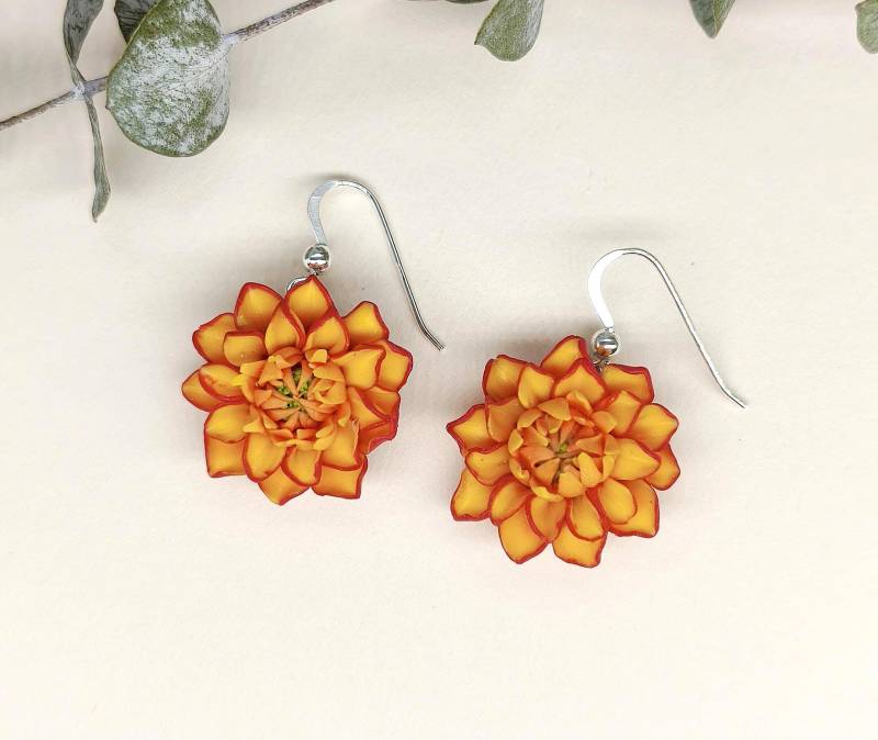 Dahlienohrringe Aus Fimo, Kleine Rotgelbe Blumenohrringe, Dahlien Hängeohrringe, Florale Ohrringe Ton, Gelbe Herbstblumen von DivasDreamsArt
