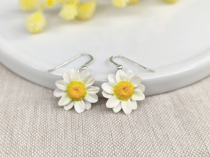 Gänseblümchen Ohrringe Aus Polymer Clay, Leichte Weiße Hängende Mit Sterlingsilberhaken, Schmuck von DivasDreamsArt