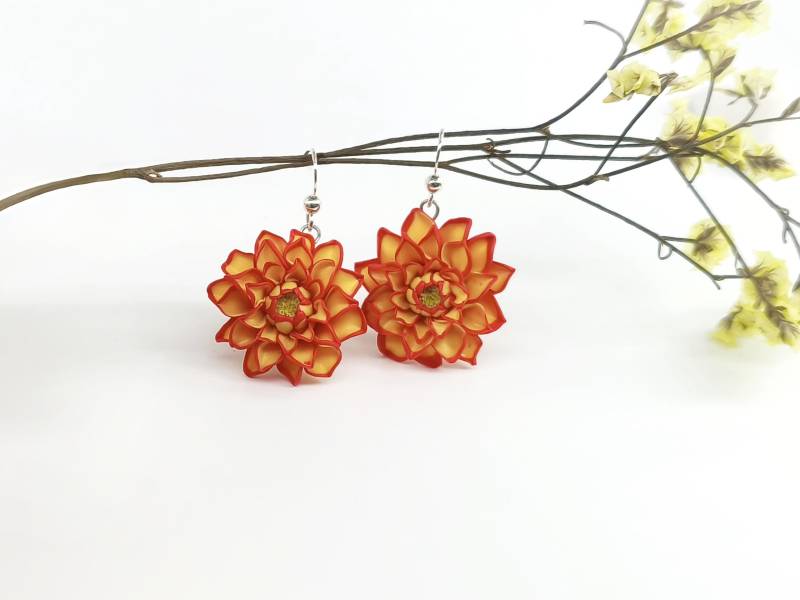 Gelb Rote Dahlien Ohrringe, Auffällige Polymer Clay Blumen An Haken Aus Sterlingsilber, Geschenk Für Mama, Sie von DivasDreamsArt