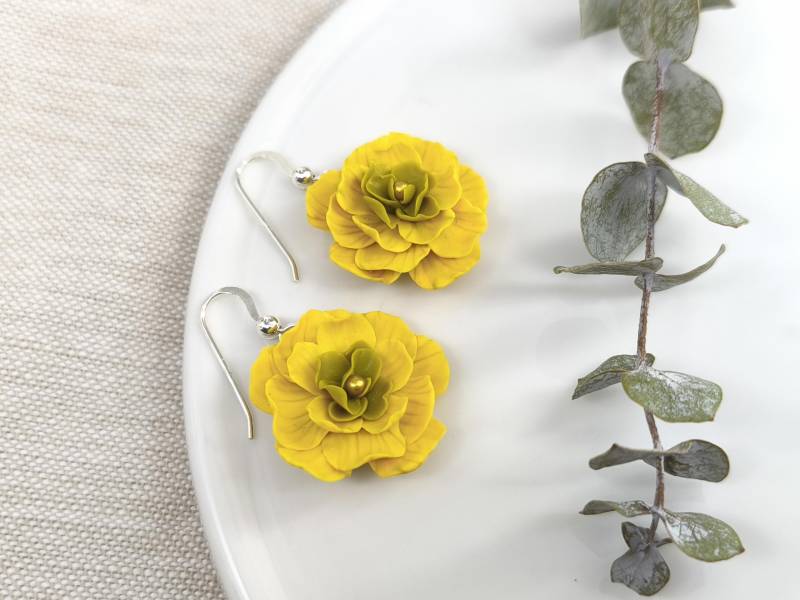 Gelbe Blumenohrringe Handgefertigt Aus Polymer Clay Florale Hängeohrringe, Gelb-Grüne Rosen Boho-Ohrringe, Gartenblumen-Ohrringe von DivasDreamsArt