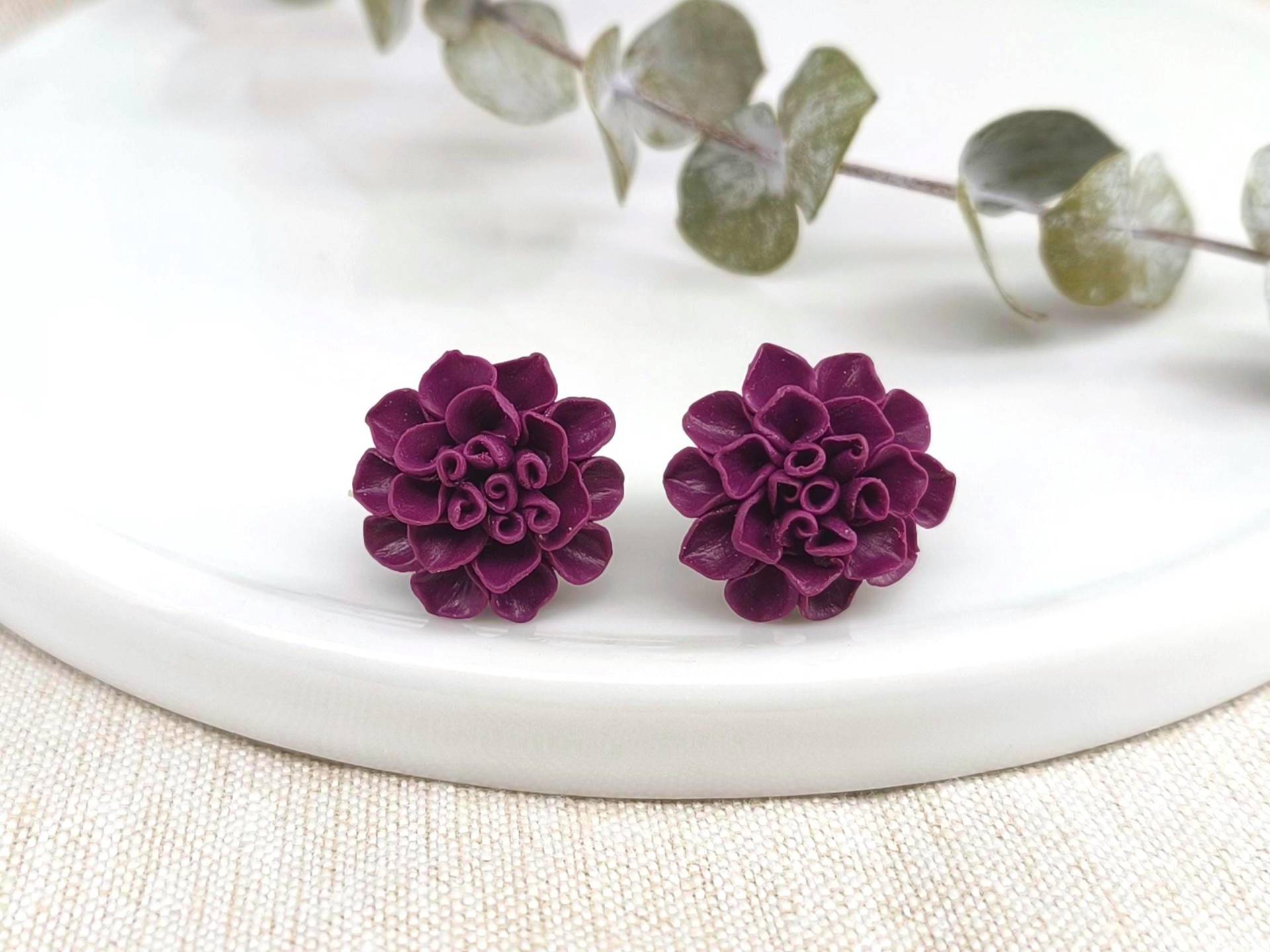 Lila Dahlien Ohrstecker, Polymer Clay Blumenohrringe, Florale Fimo Blumenschmuck, Dahlienblumen-Ohrstecker von DivasDreamsArt