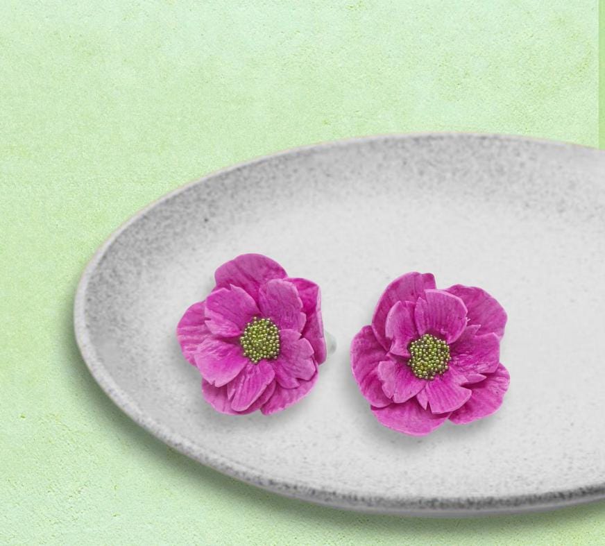 Magenta Blumen Ohrstecker Aus Lufttrocknender Modelliermasse, Handgemachter Sommerschmuck, Geschenk Für Sie, Leicht Und Botanisch Magenta Blumen Ohrstecker Aus Lufttrocknender Modelliermasse, Handgemachter Sommerschmuck, Geschenk Für Sie, Leicht Und Botanisch von DivasDreamsArt