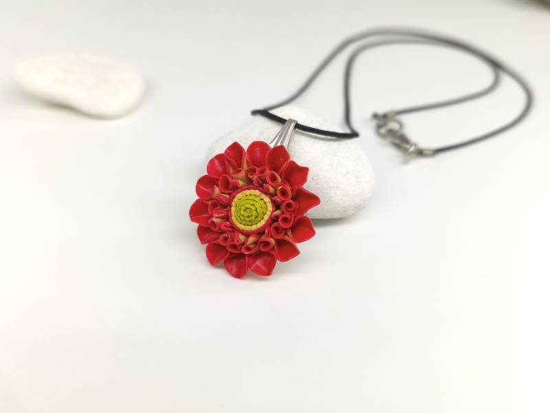 Roter Dahlienblüten Anhänger Perlenkette|Rote Blumenkette |Fimo Halskette|Bunte Halskette Mit Saatperlen|Boho Blumenkette|Geschenk Für Mama von DivasDreamsArt