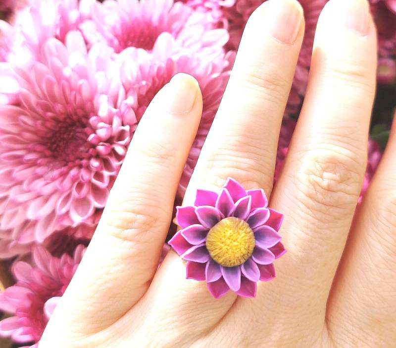 Verstellbarer Ring Lila Gelbe Gerbera Blume Handgefertigter Blumenring Aus Polymer Clay Mit Blüten, Lila Ton von DivasDreamsArt