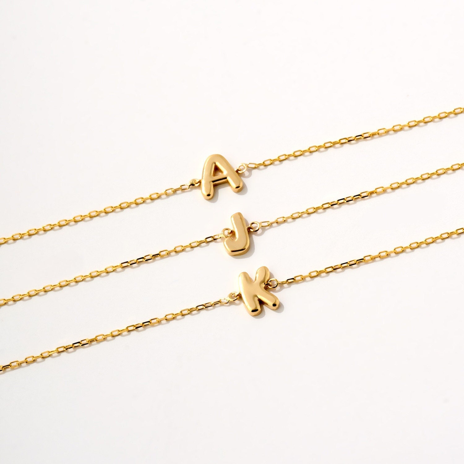 14K Solid Gold Bubble Buchstabe Armband - Benutzerdefinierter Anfangsschmuck von DivasNY