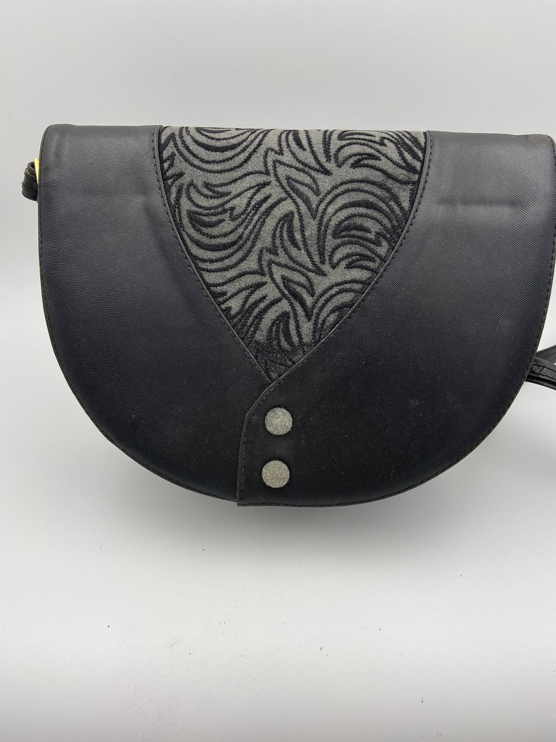 Damen Schwarze Ledertasche | 80Er Jahre Vintage Geldbörse Umhängetasche Vorderseite Der Tasche Ist Verziert Hergestellt in Italien von DivasVintageStore