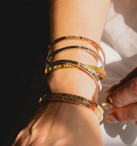 Divasya Armreif mit Gravur | vergoldet | Good Karma comes back von Divasya