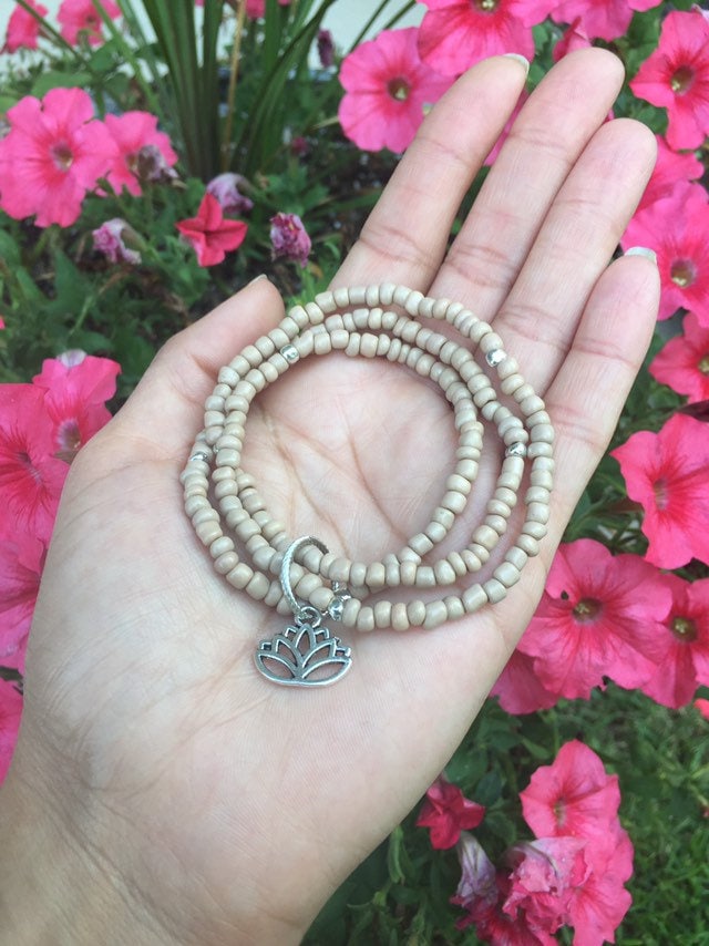 Beige/Creme Perlenbesetztes Lotusblumen-Charm-Armband~ Dreifach Geschlungenes Beiges Perlenarmband~ Spiritueller Schmuck~ Intentionsschmuck~ Neue von DiviDream