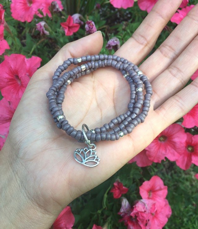 Lila Mattes Perlen Armband~ Silber Lotus Bettelarmband~ Intention Healing Beacelet~ Spiritueller Schmuck von DiviDream