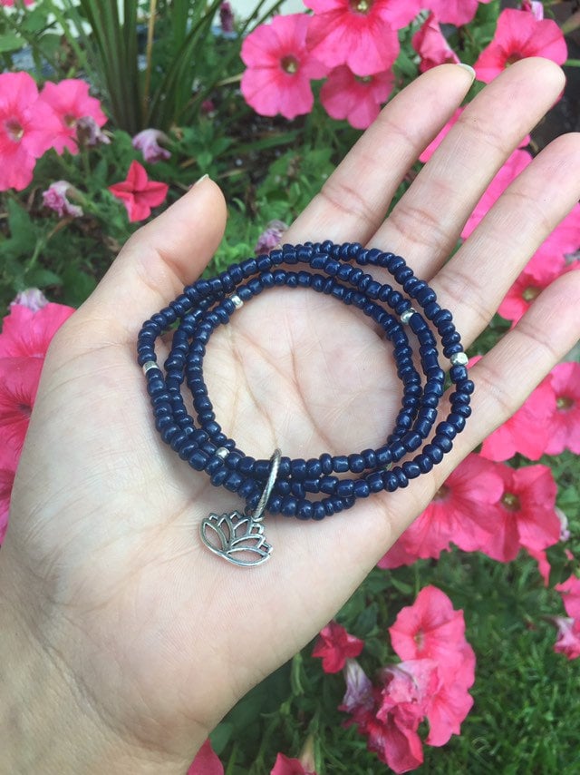 Marineblaues Perlen Armband~ Silber Lotus Bettelarmband~ Intention Heilung Spiritueller Schmuck~ Neuanfänge Positivität von DiviDream