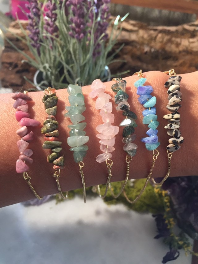 Zierliche Stein Armbänder ~ Verstellbare Perlen Schieber Armbänder Goldschmuck Damen Geschenk Sommer Naturstein von DiviDream