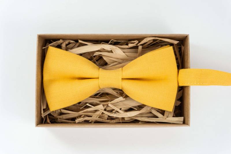 Gelbe Leinenfliege Handgemachte Hochzeitskrawatte von Diviclo