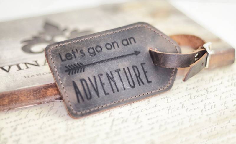 Gepäck-Tag Reise Leder Gepäck Tags Geschenke Für Reisende Wanderlust Auf Ein Abenteuer Gehen Wir Wartet Kleine Ihn Hochzeitsgeschenk von DivinaDenuevo