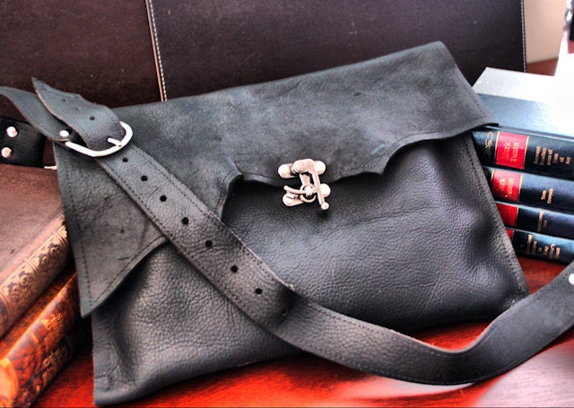 Leder Umhängetasche Herren Laptop Tasche Crossbody Cross Body Bag Frauen Ledertasche Geschenk Für Ihn Vatertag von DivinaDenuevo