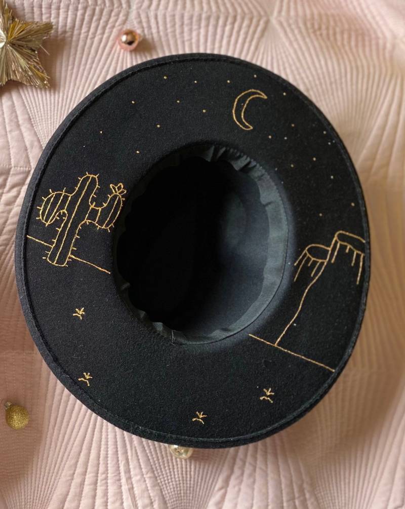 Maria Halos | Schwarz Und Braun von DivinaHalos