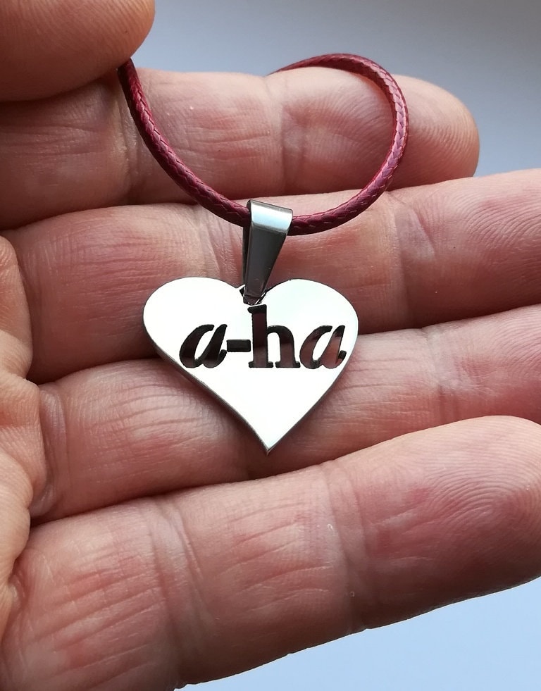 A-Ha Herz Edelstahl Charm Mit Roter Kordel von DivineCat