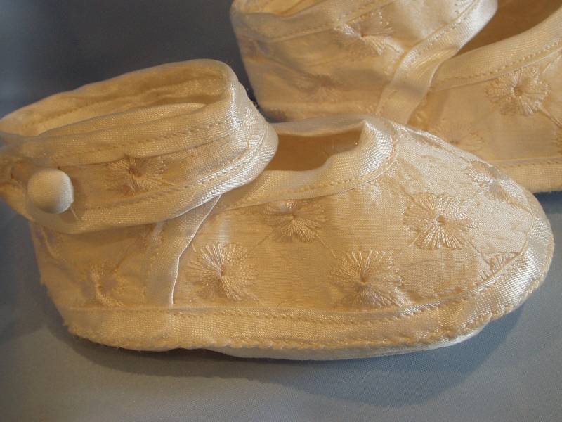 Babys Elfenbein Gemustert Seide Dupion Taufe Booties Krippe Weiche Schuhe von DivineChildDesigns