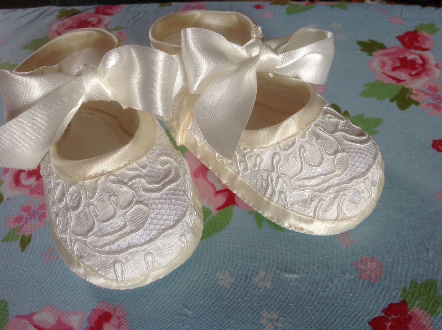 Elfenbein Weiße Gehäkelte Baby Schühchen Zur Taufe Mit Satinband Zum Binden von DivineChildDesigns